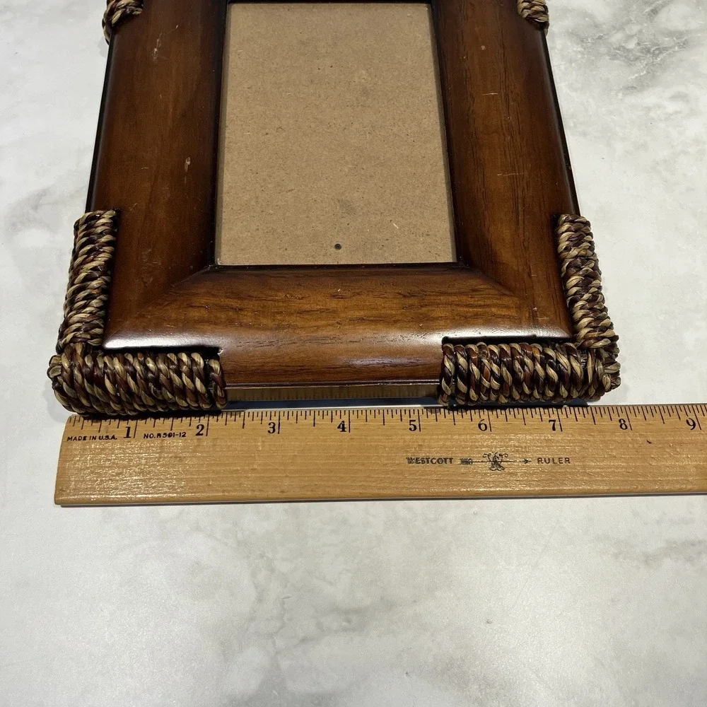 SICURA Woven Rattan Free Standing Frame for 4x6 photos **READ**